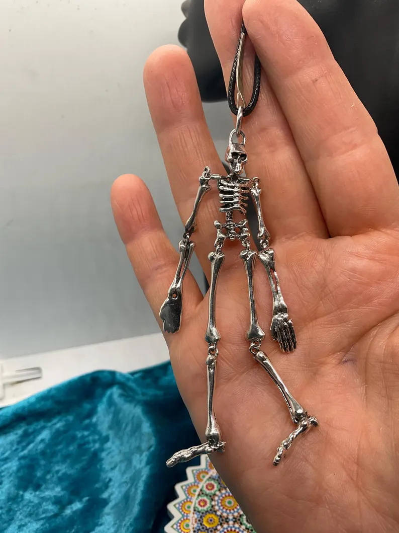 LARGE full size, moving Skeleton.