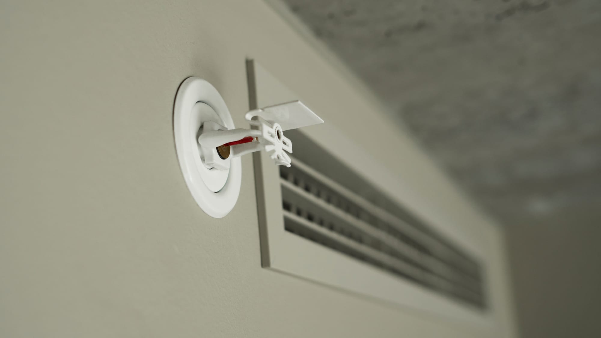 La importancia de los rociadores automáticos en sistemas de prevención de incendios