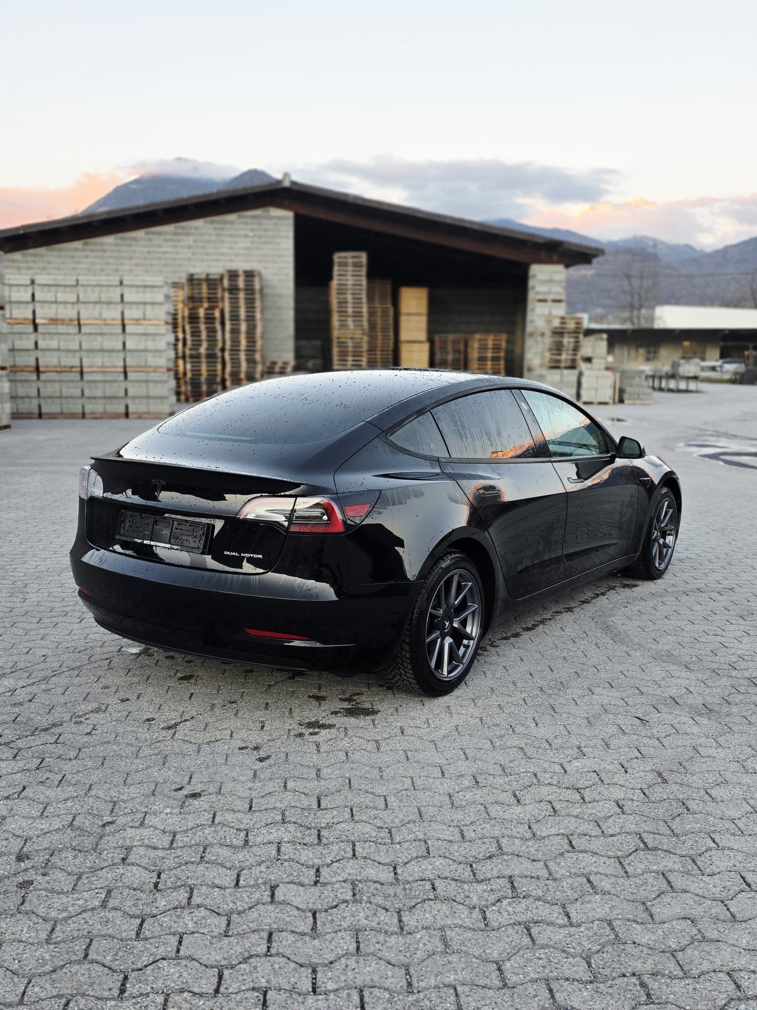 TESLA MODEL 3