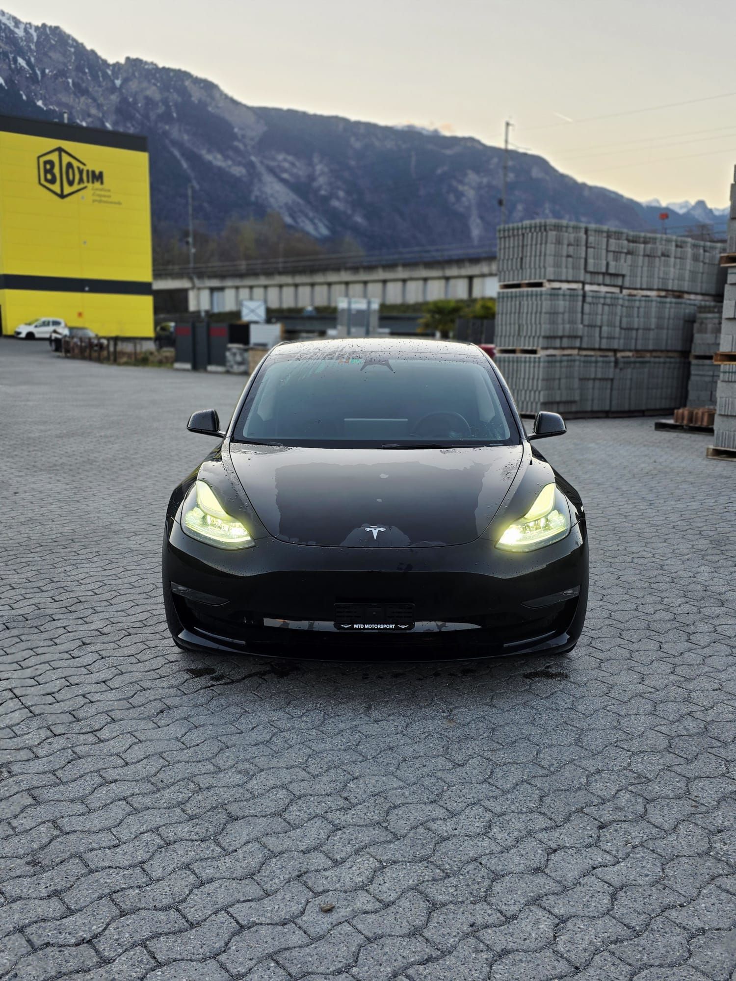 TESLA MODEL 3