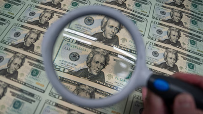 Proč oslabující dolar mění pravidla hry pro investory?