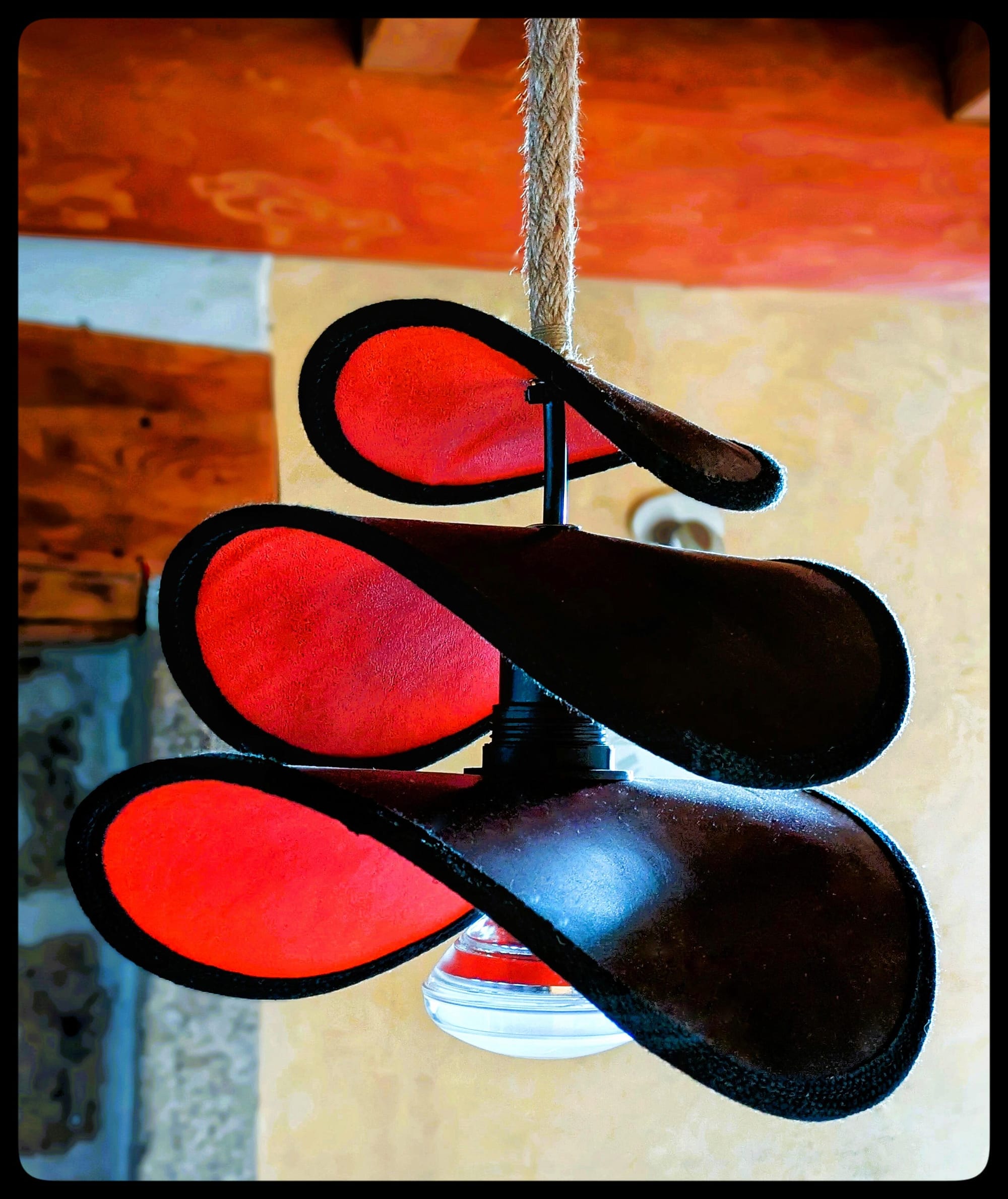 Suspensions en cuir.