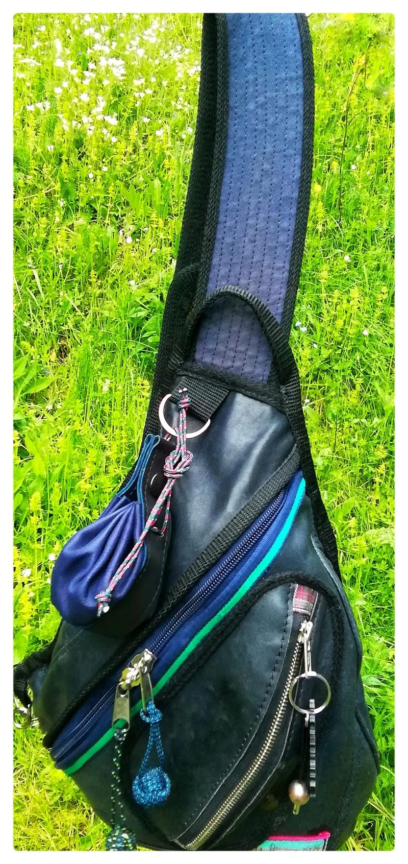 A porter près du corps...