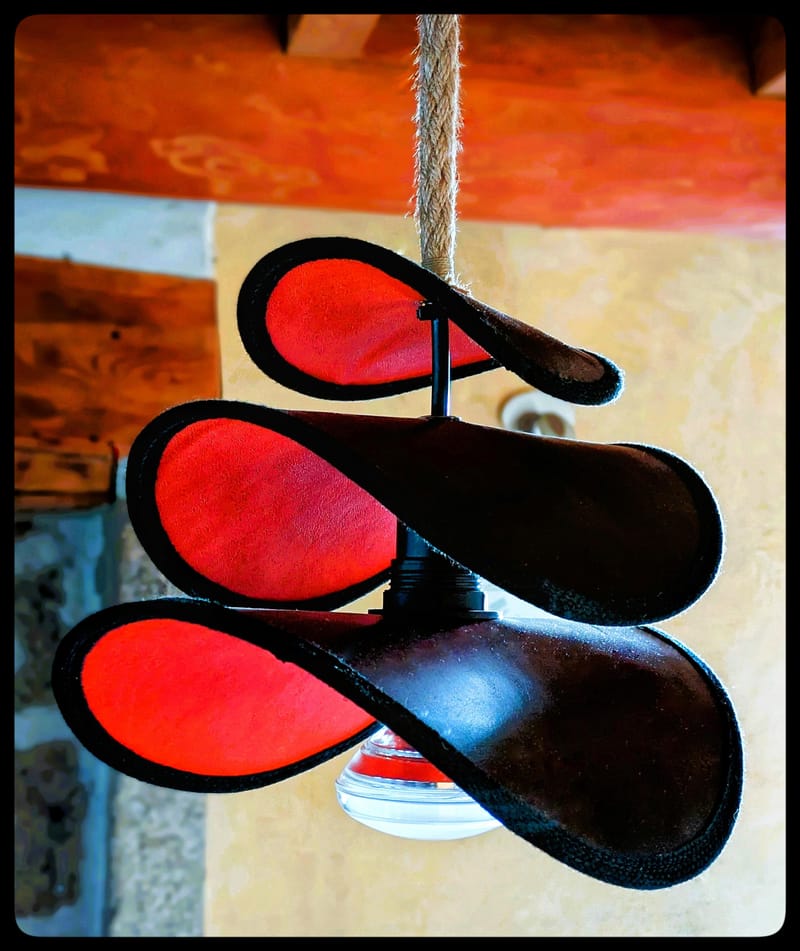 Suspensions en cuir.