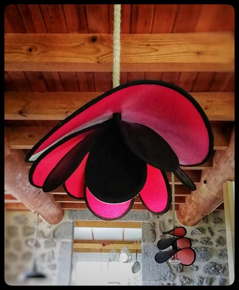 Suspensions en cuir.