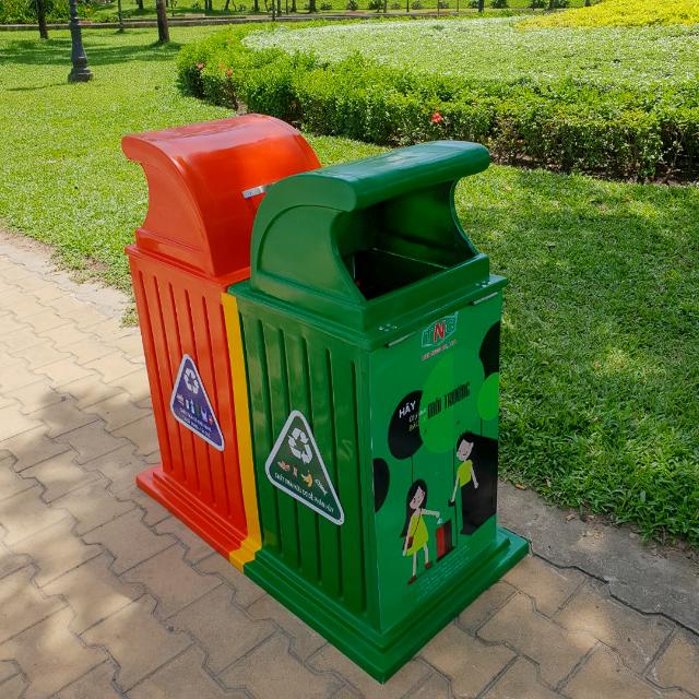 Bảo vệ môi trường bằng cách sử dụng thùng rác đôi thông minh