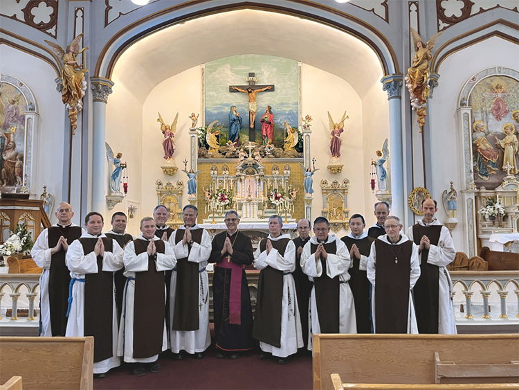 MONSEÑOR PIVARUNAS APRUEBA LA MISA "UNA CUM".