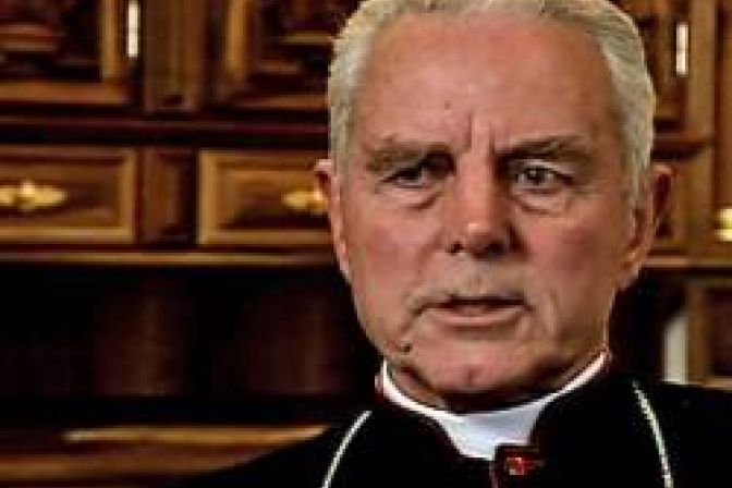 Monseñor Williamson intenta neutralizar la información divulgada en Virgo-Maria.org