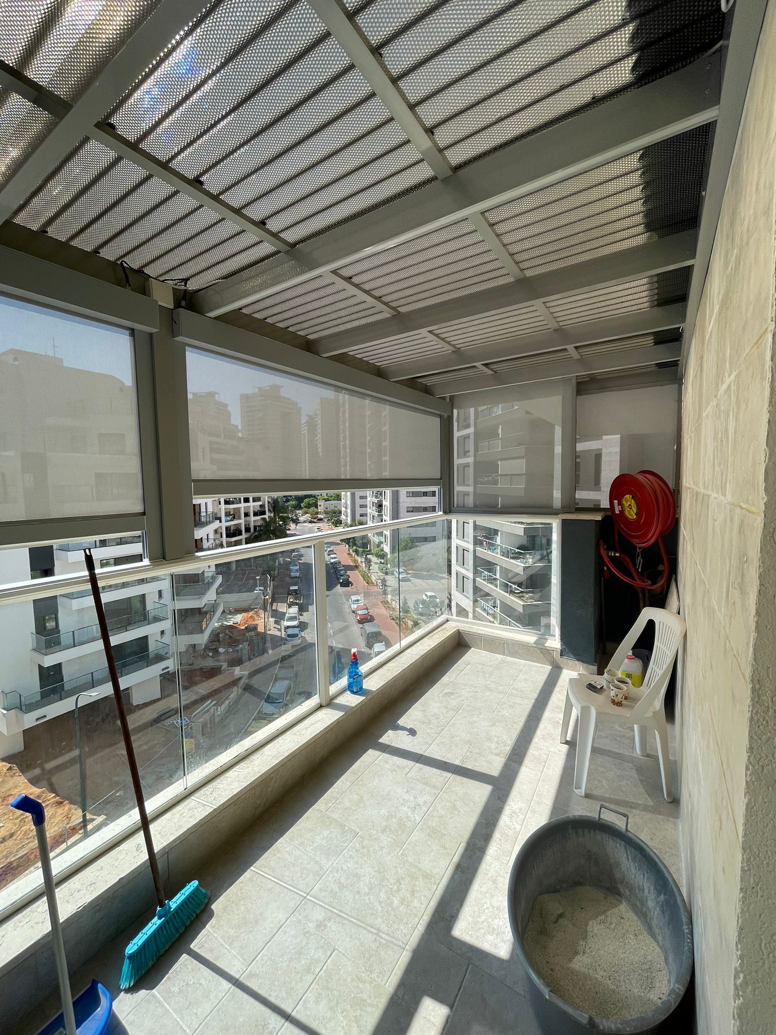 סגירת חורף עם מסך זיפ