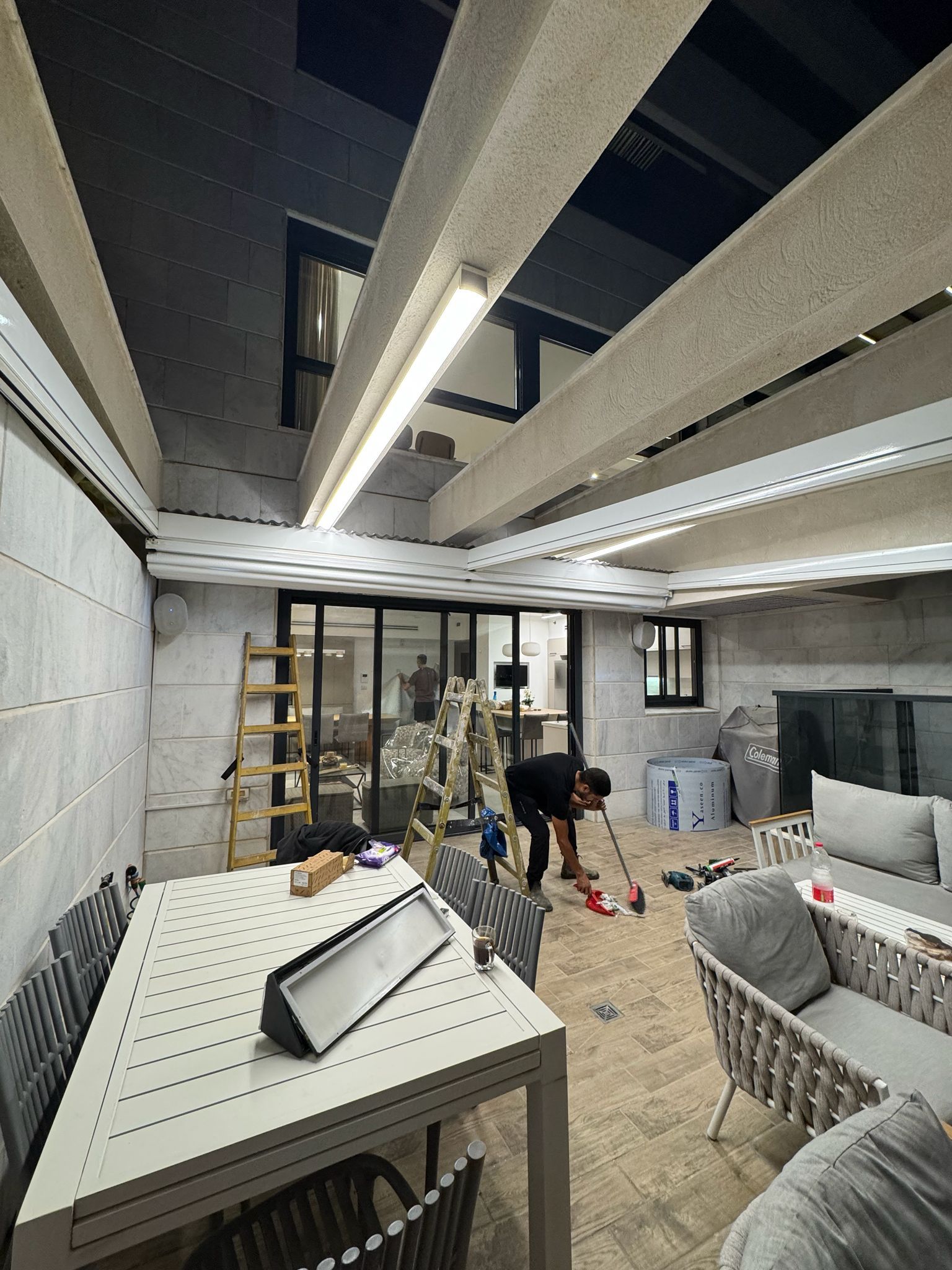 התקנת פרגולה pvc נאספת עם תאורת לד