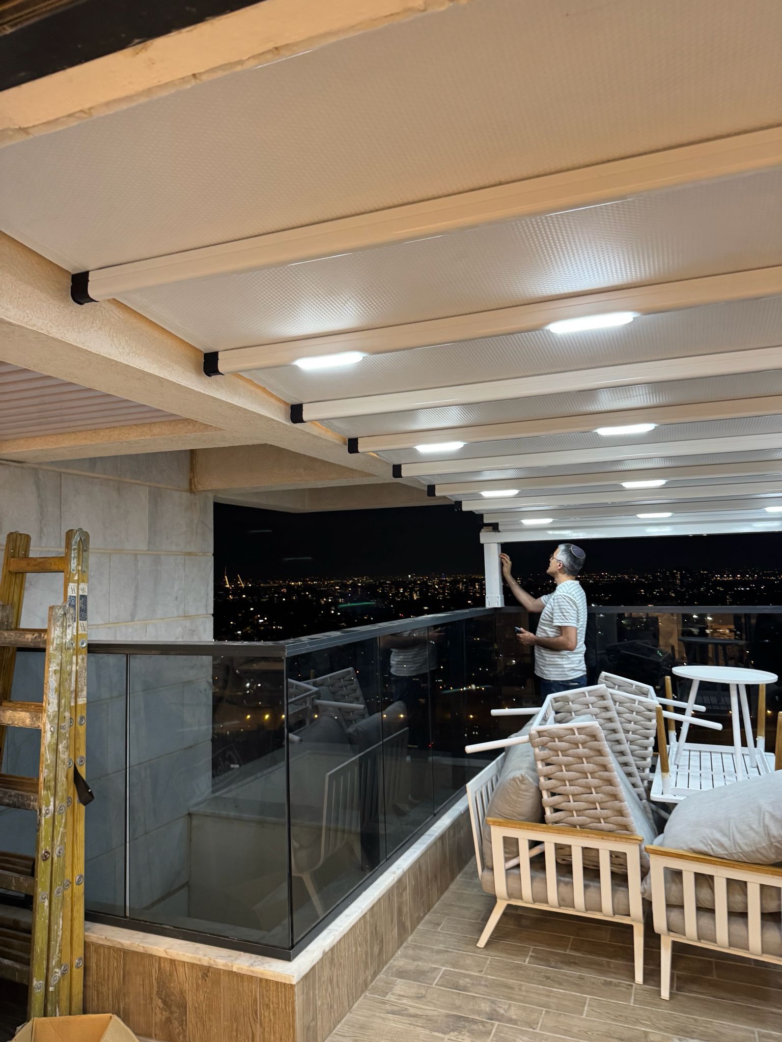 התקנת פרגולה pvc נאספת עם תאורת לד