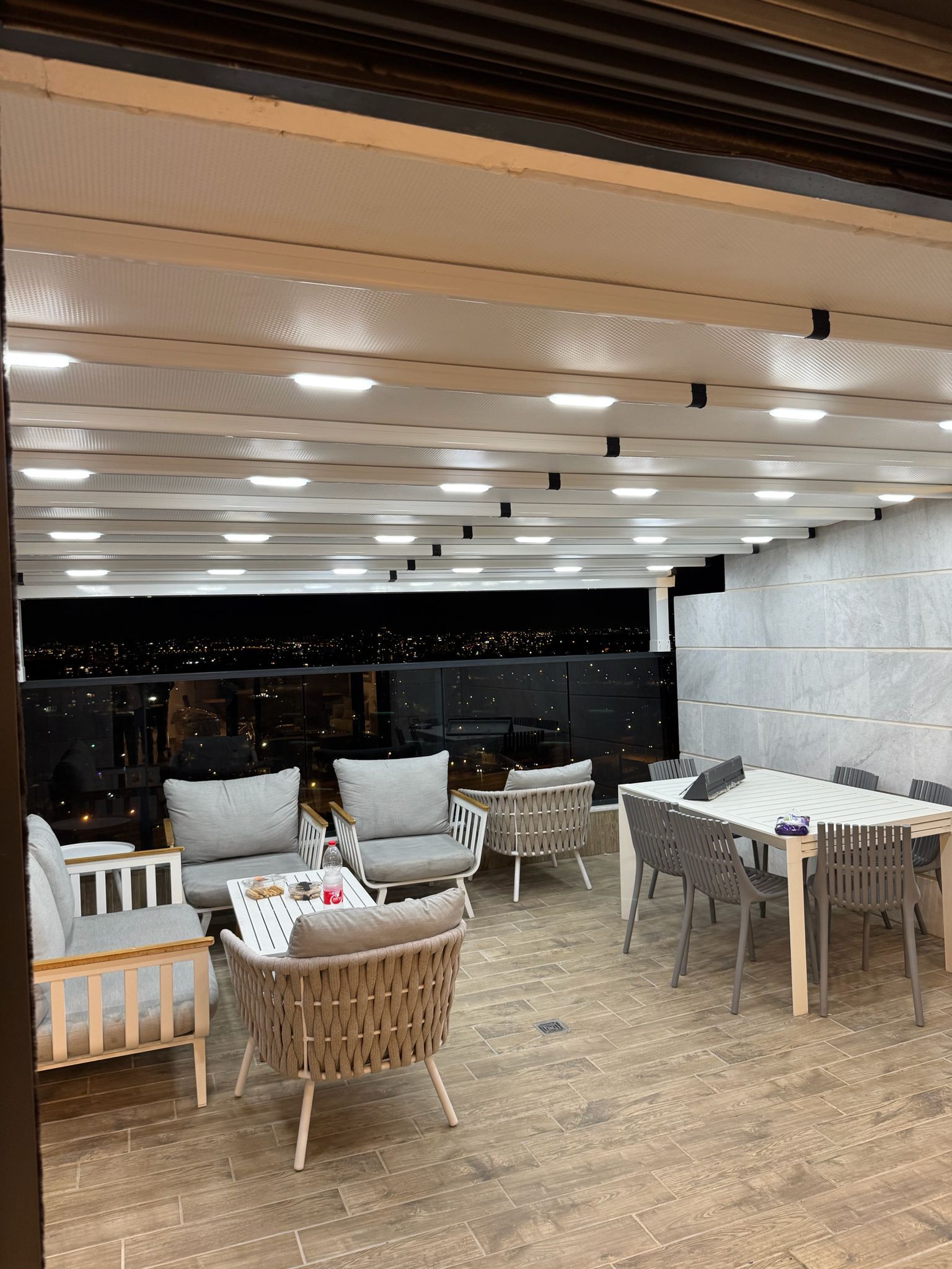 ככה אחרי התקנת פרגולה pvc נאספת עם תאורת לד