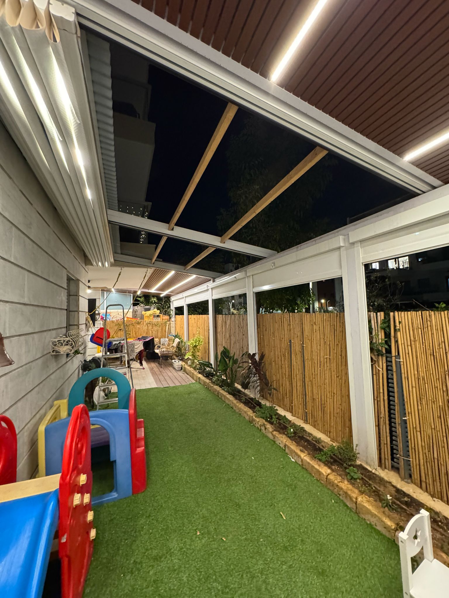 פרגולה חשמלית כוללת עצים עם ייעוד לסוכה