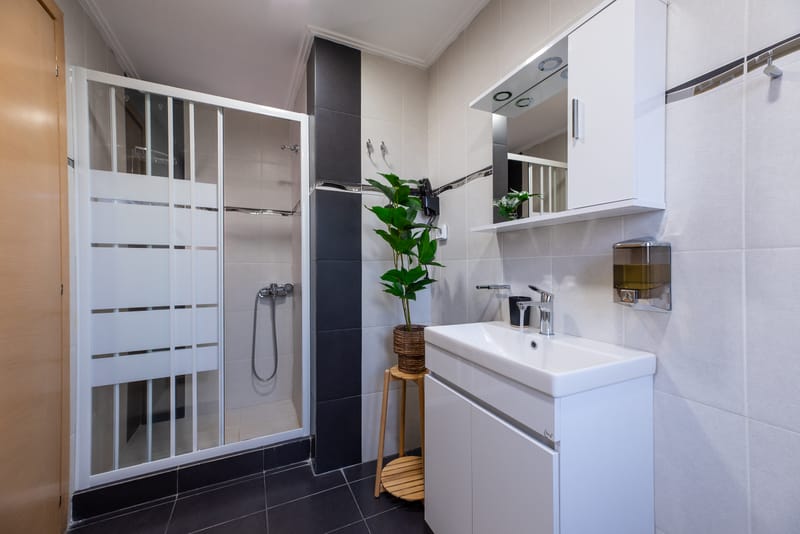 Well-appointed apartment offering a delightful view of the pool and the sea.