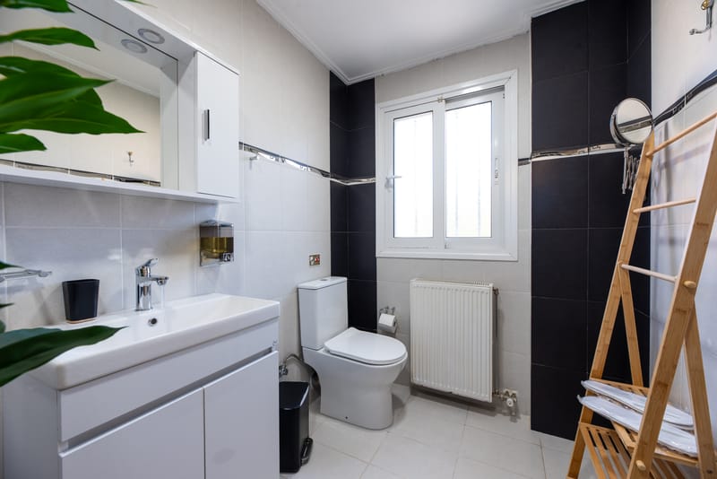 Well-appointed apartment offering a delightful view of the pool and the sea.