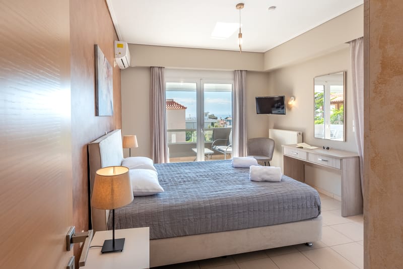 Well-appointed apartment offering a delightful view of the pool and the sea.