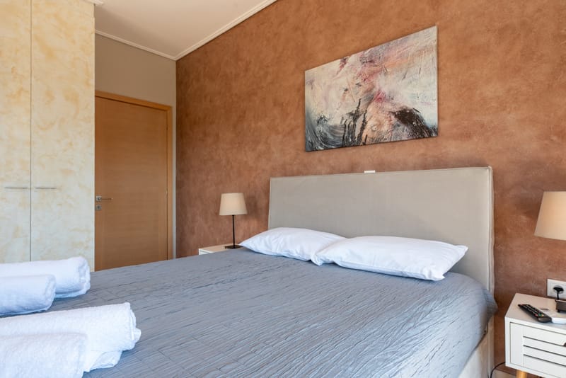 Well-appointed apartment offering a delightful view of the pool and the sea.