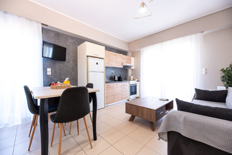 Well-appointed apartment offering a delightful view of the pool and the sea.