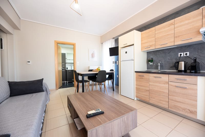 Well-appointed apartment offering a delightful view of the pool and the sea.