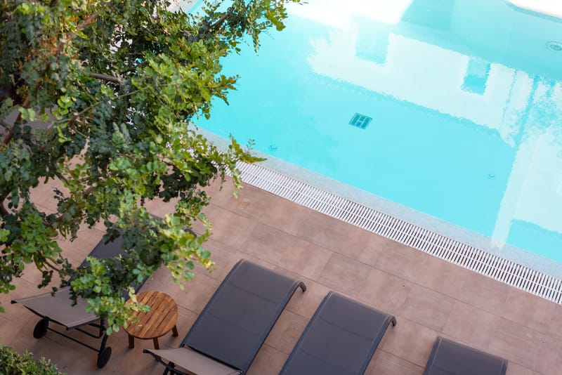 Well-appointed apartment offering a delightful view of the pool and the sea.