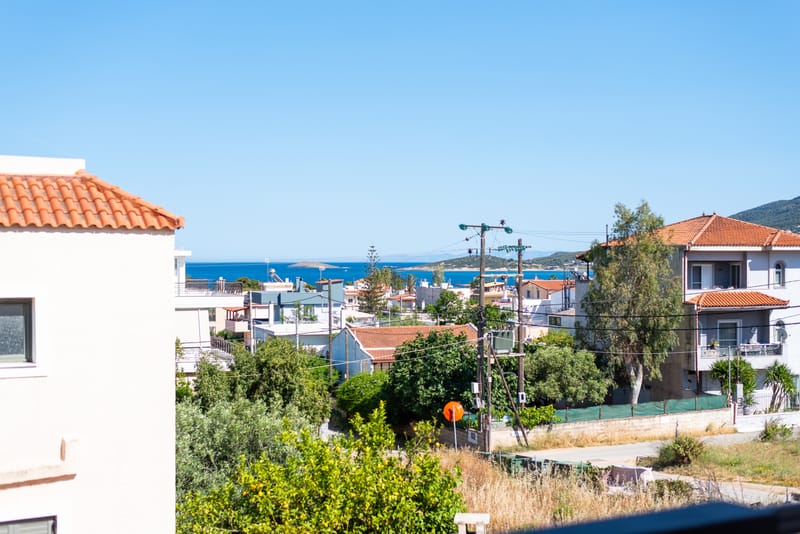 Well-appointed apartment offering a delightful view of the pool and the sea.