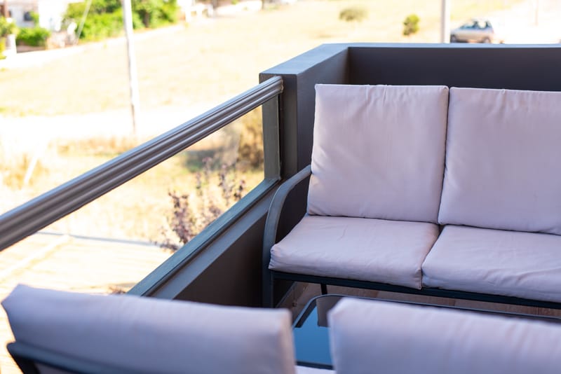 Well-appointed apartment offering a delightful view of the pool and the sea.