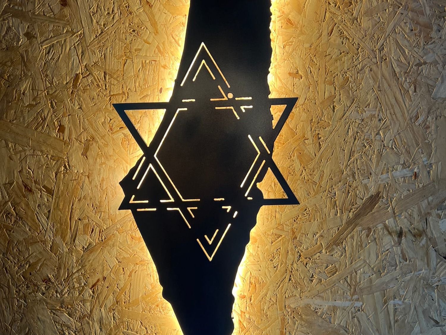 מפת ישראל מרחפת בעלת תאורת HALO