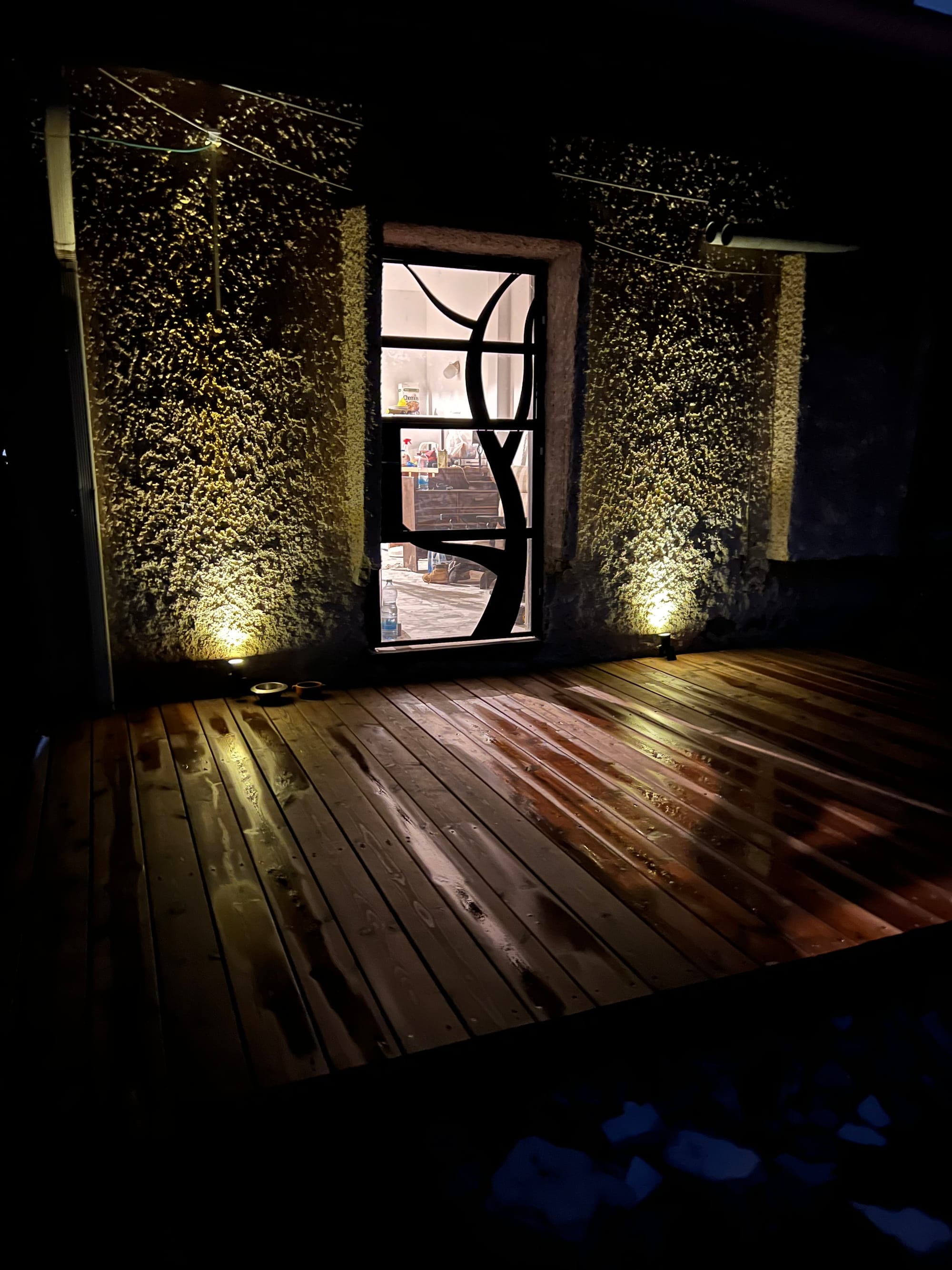 דלת ראשית בסגנון בלגי ובעלת דקורציה יחודית