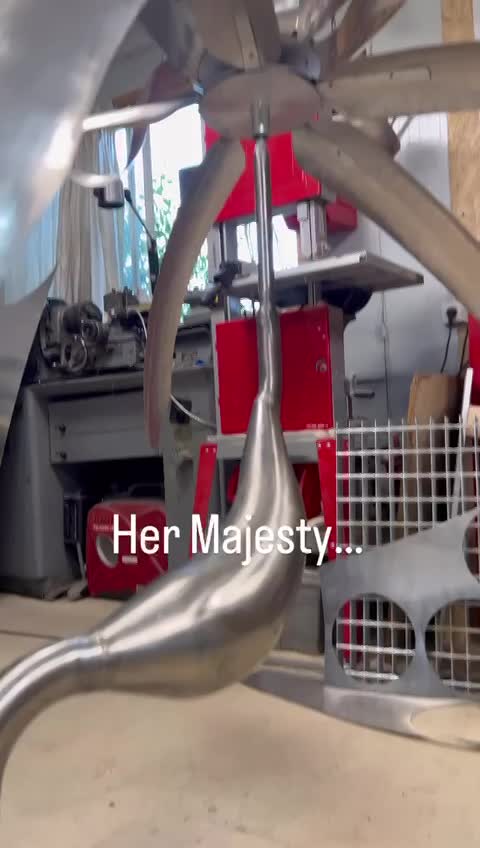 פסל קינטי 'לוטוס'