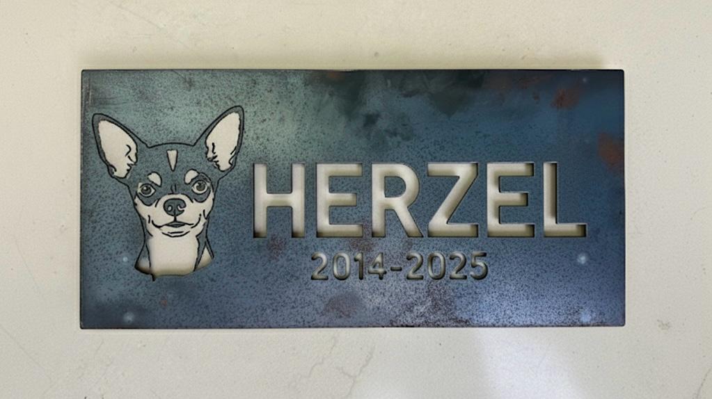 שלט זיכרון להרצל הצ'יוואווה