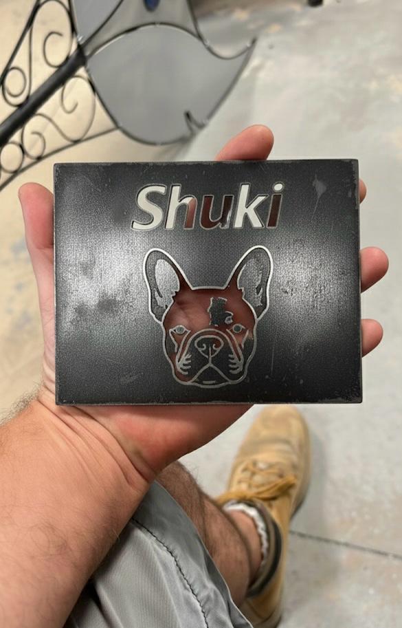 שלט זיכרון לשוקי הבולדוג הצרפתי המתוק.