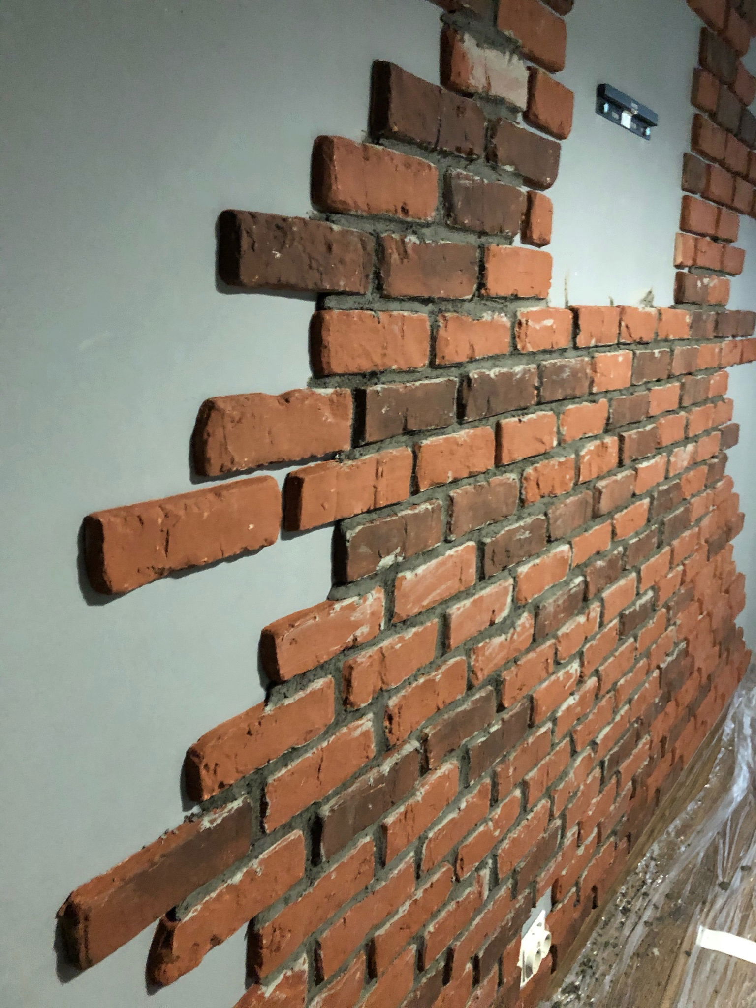 Placari cu lemn caramida si celuloza modelata manual 