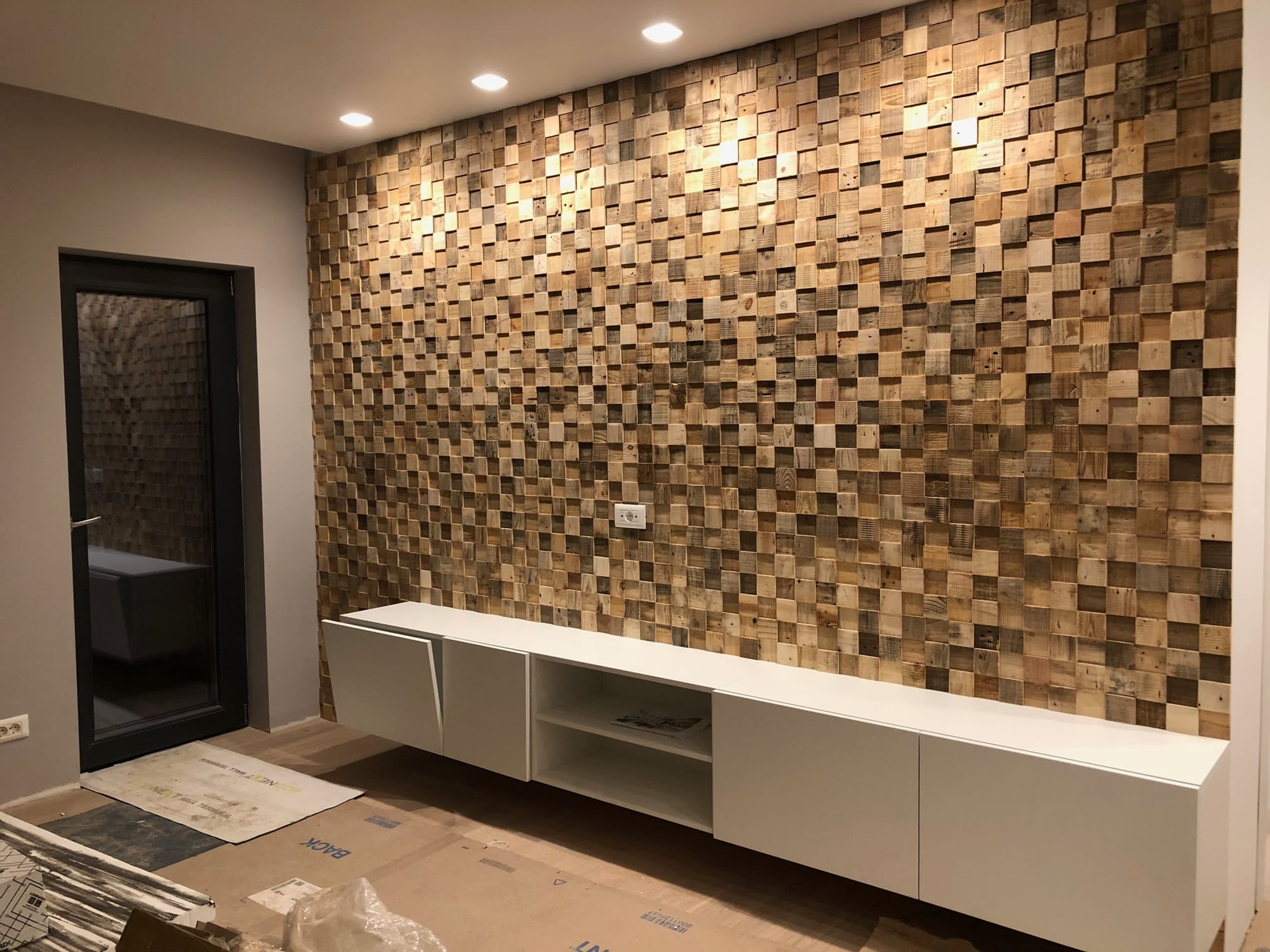 Placari cu lemn caramida si celuloza modelata manual 