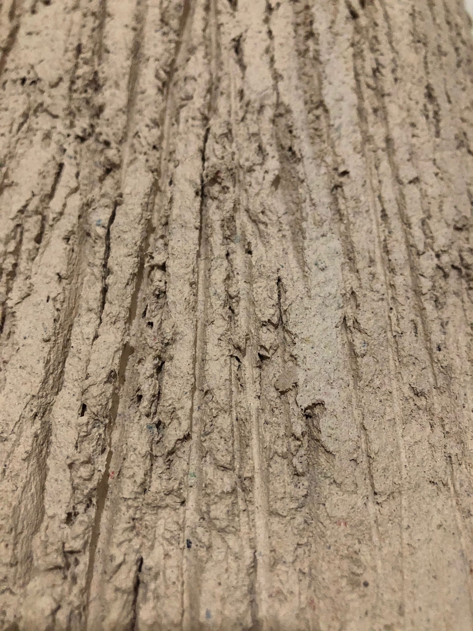 Placari cu lemn caramida si celuloza modelata manual 