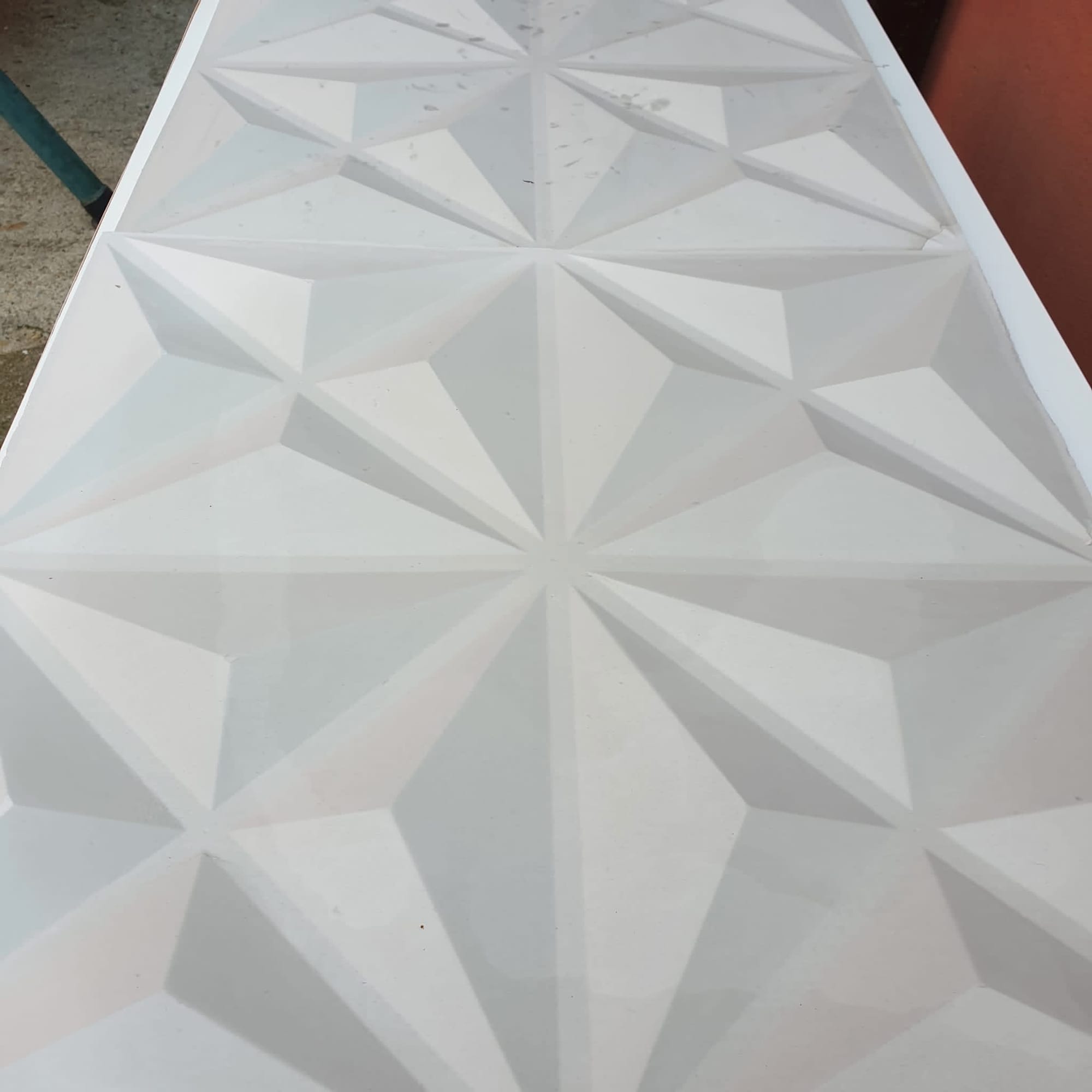 Placari cu lemn caramida si celuloza modelata manual 