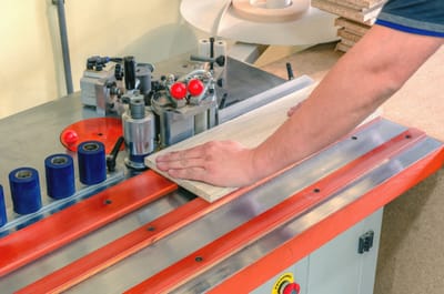 Czy instalacja natrysków w okleiniarkach się opłaca? 7 kluczowych czynników