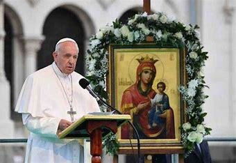 Franciscus, il Papa semplice che ha scelto di servire con umiltà, anziché comandare.