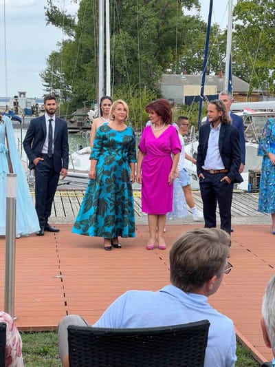 Borfestmények, elegáns, tengerparti ruhakollekció és egy embert próbáló óceánátkelés története. A siófoki Hotel Yacht Wellness & Business-ben rendezett exkluzív esten a közönség – Lovász Márta divatbemutatója mellett – T. Lukács Ágnes borfestményeivel és Rakonczay Gábor élményeivel is találkozhatott.