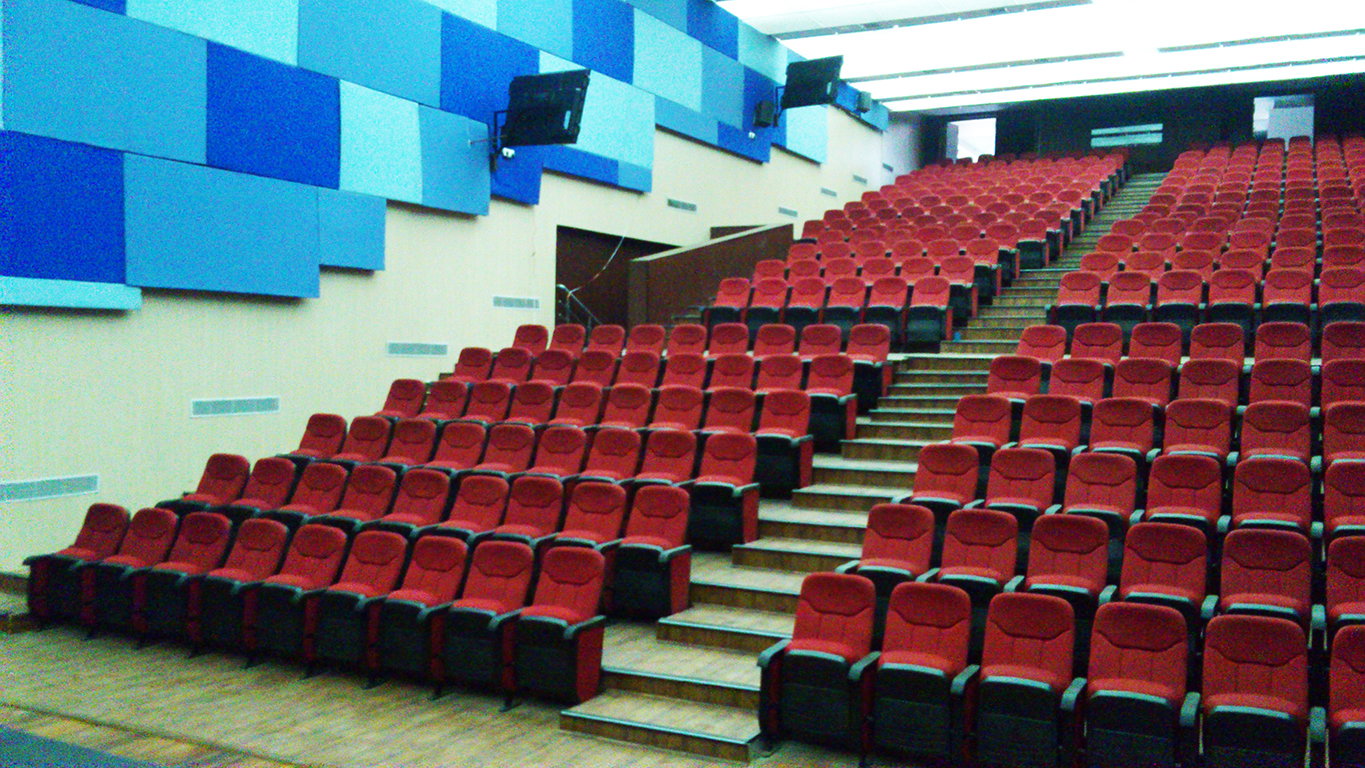 Instalación de sillas de auditorio en APMC Surat por TSI