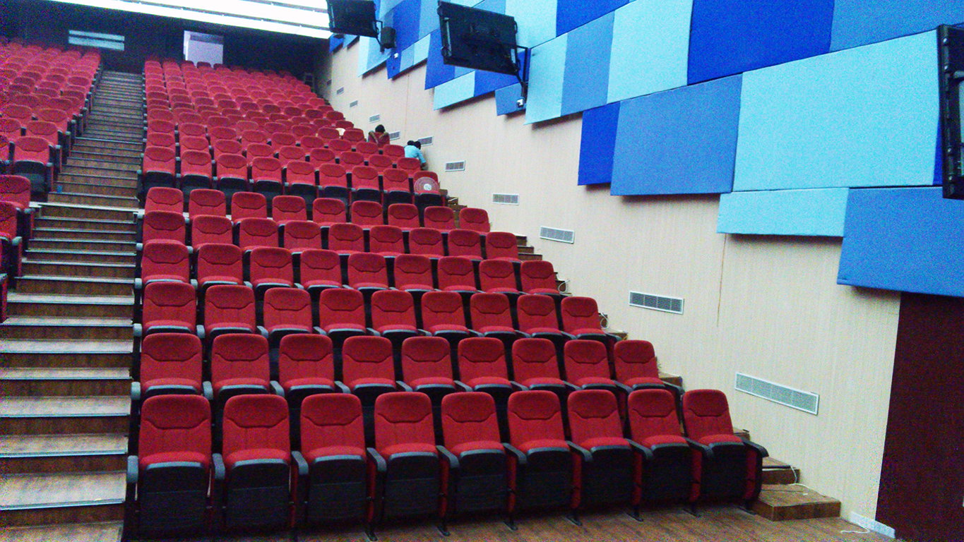Instalación de sillas de auditorio en APMC Surat por TSI