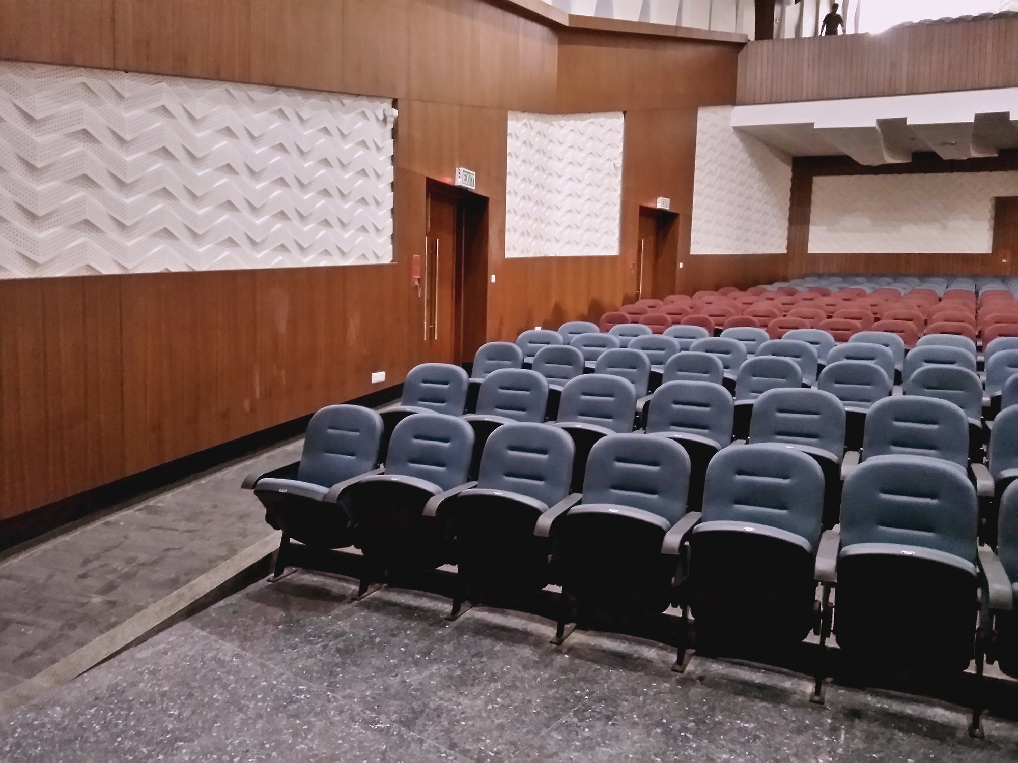 Instalación de sillas de auditorio en Bapuji Dental College, Karnataka, por TSI