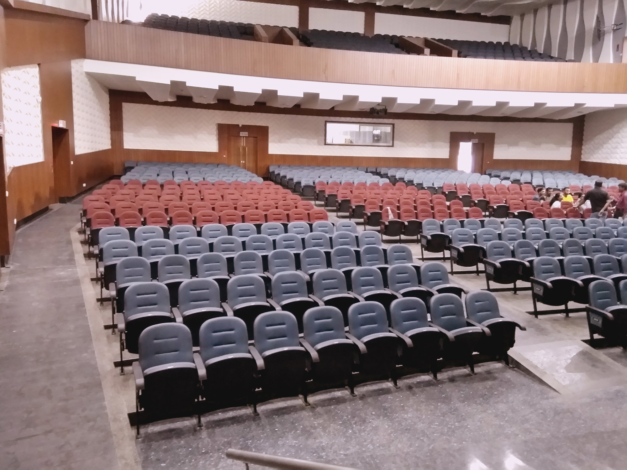 Instalación de sillas de auditorio en Bapuji Dental College, Karnataka, por TSI