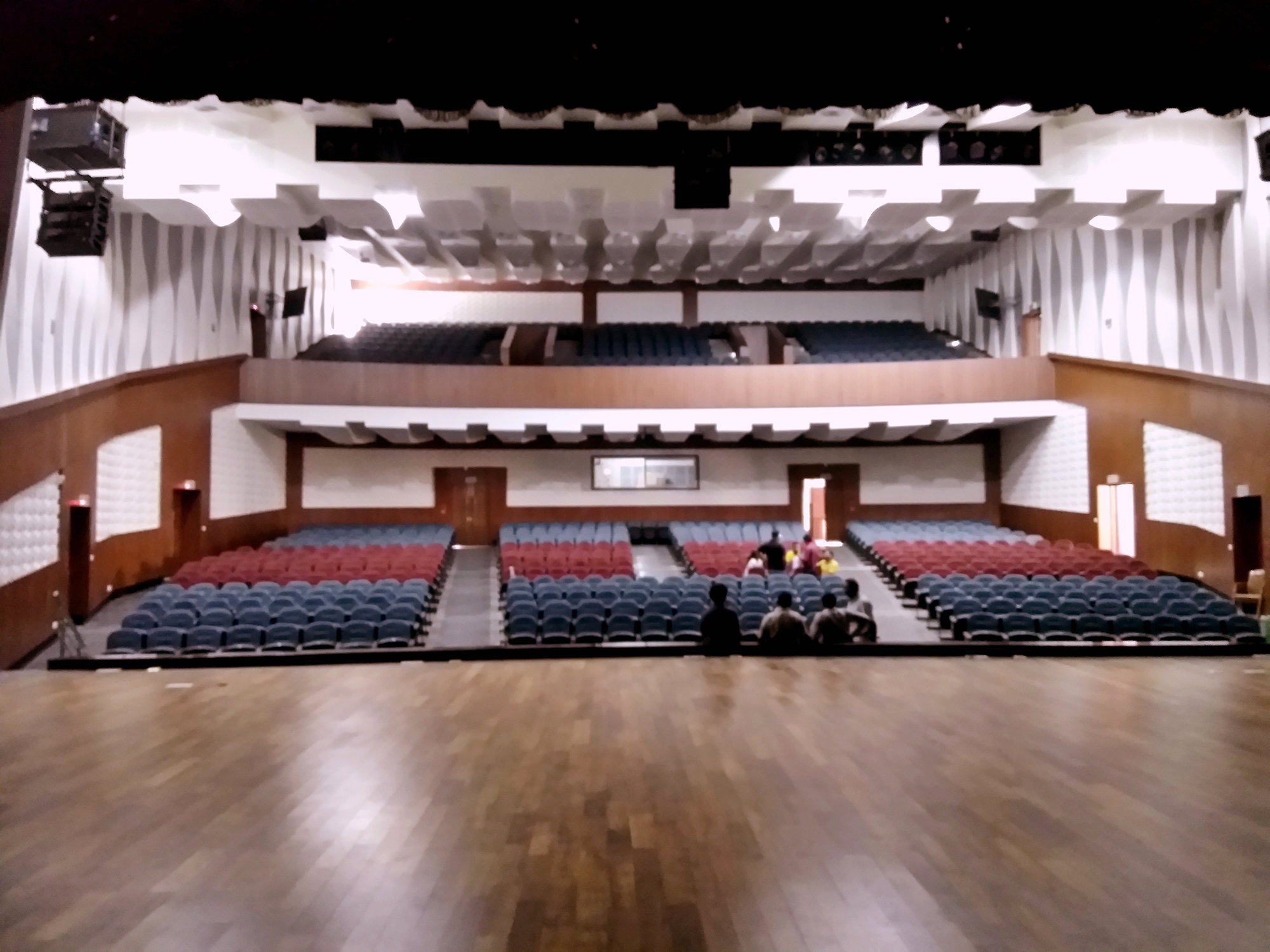 Instalación de sillas de auditorio en Bapuji Dental College, Karnataka, por TSI