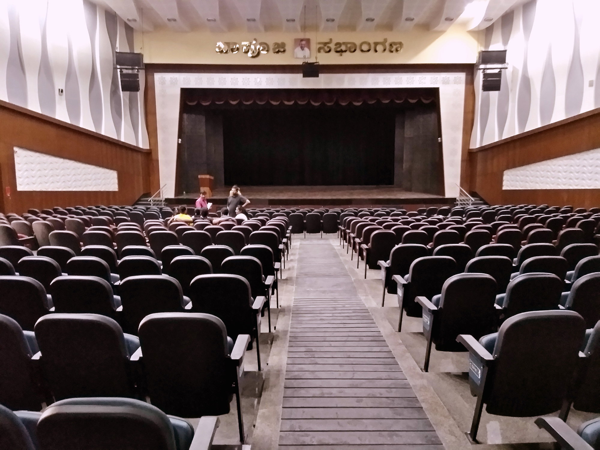 Instalación de sillas de auditorio en Bapuji Dental College, Karnataka, por TSI
