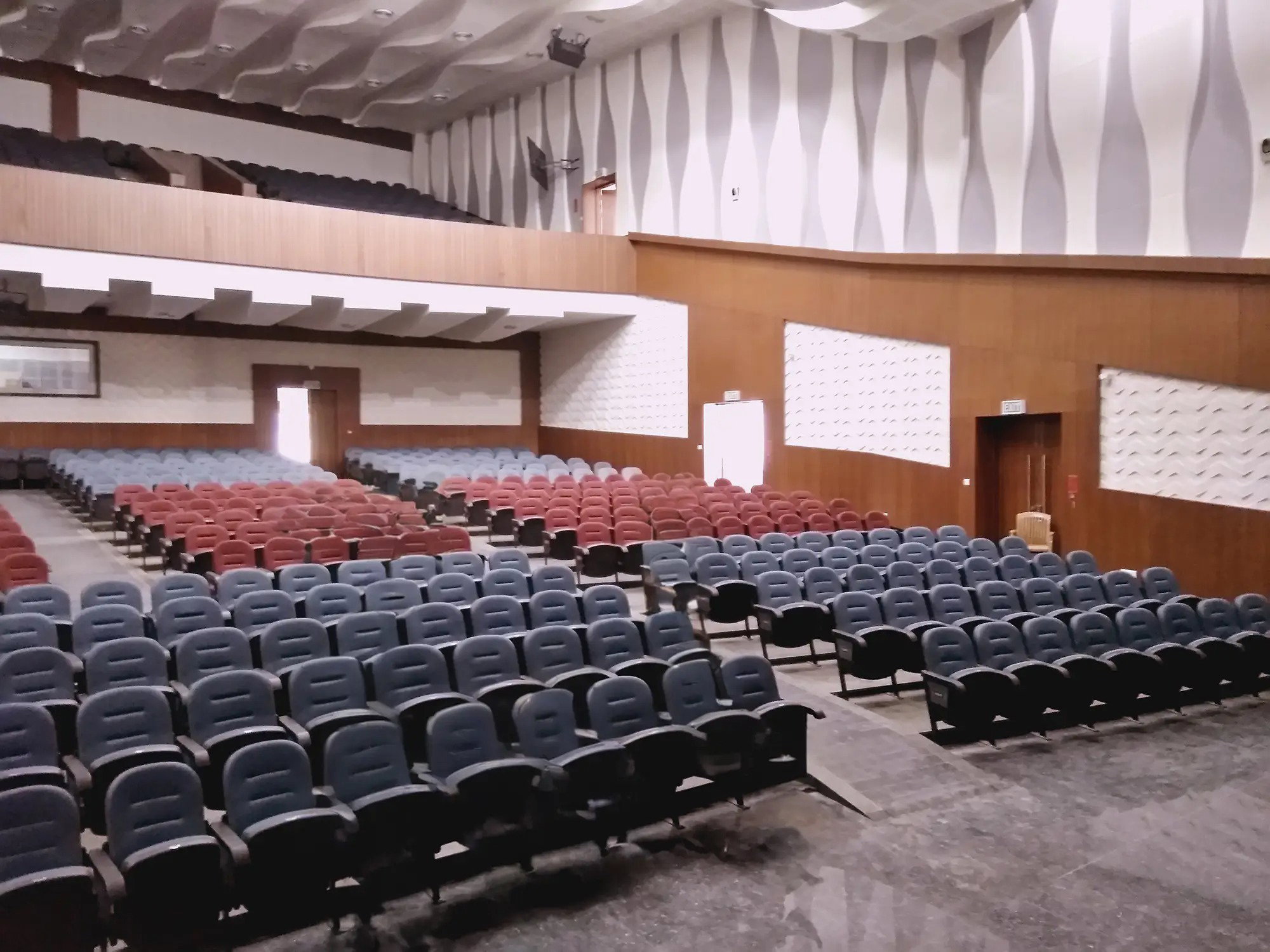 Instalación de sillas de auditorio en Bapuji Dental College, Karnataka, por TSI