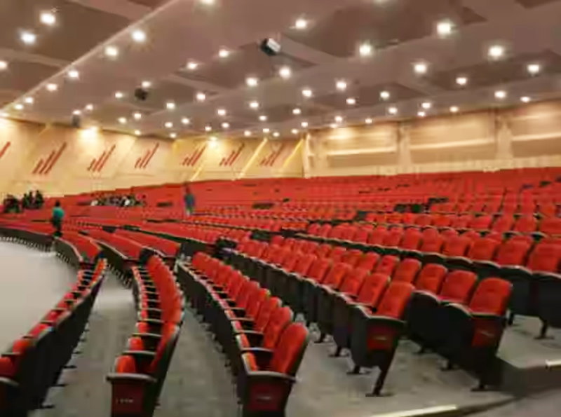 Instalación de sillas de auditorio en el Instituto de Tecnología Birla, Karnataka, por TSI