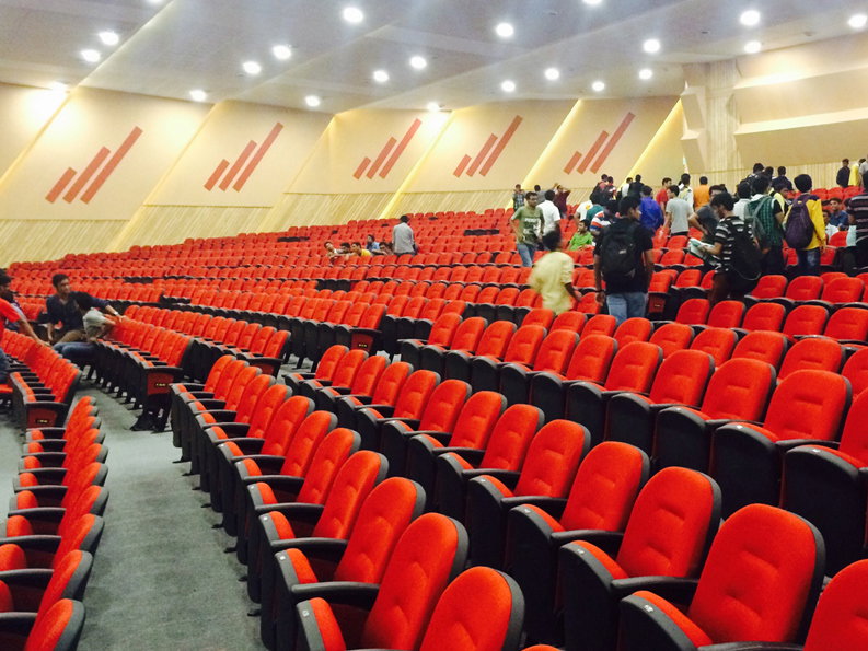 Instalación de sillas de auditorio en el Instituto de Tecnología Birla, Karnataka, por TSI