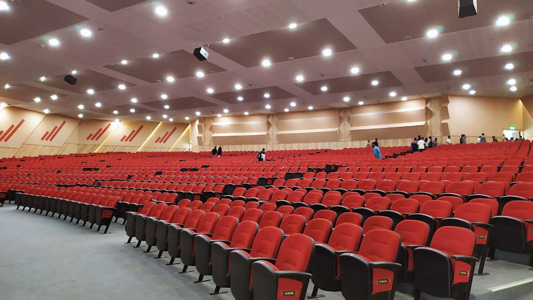 Instalación de sillas de auditorio en el Instituto de Tecnología Birla, Karnataka, por TSI