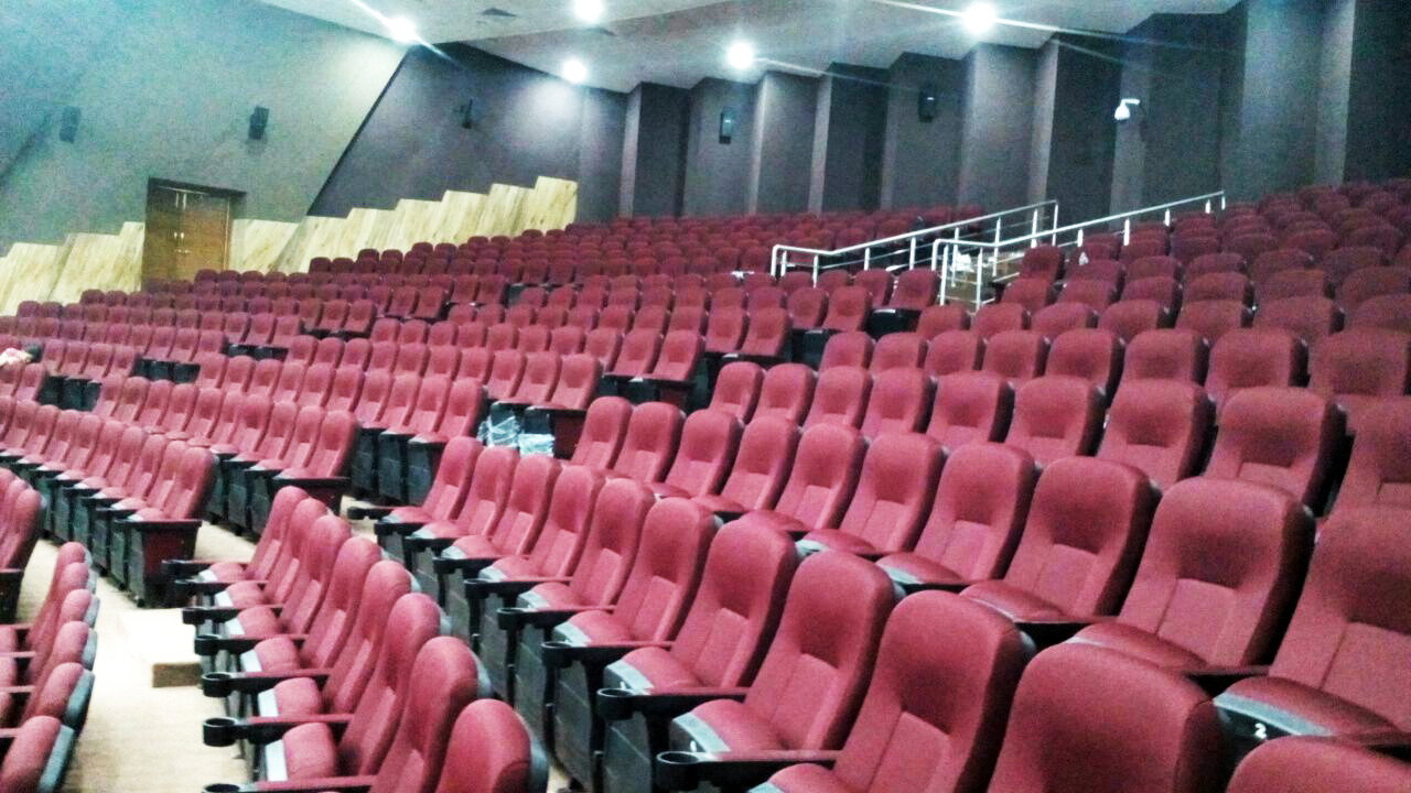 Instalación de sillas en el Tribunal Superior de Gujarat por parte de TSI