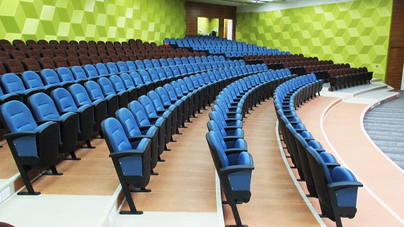 Instalación de sillas de auditorio en JSS, Mysore, Karnataka por TSI